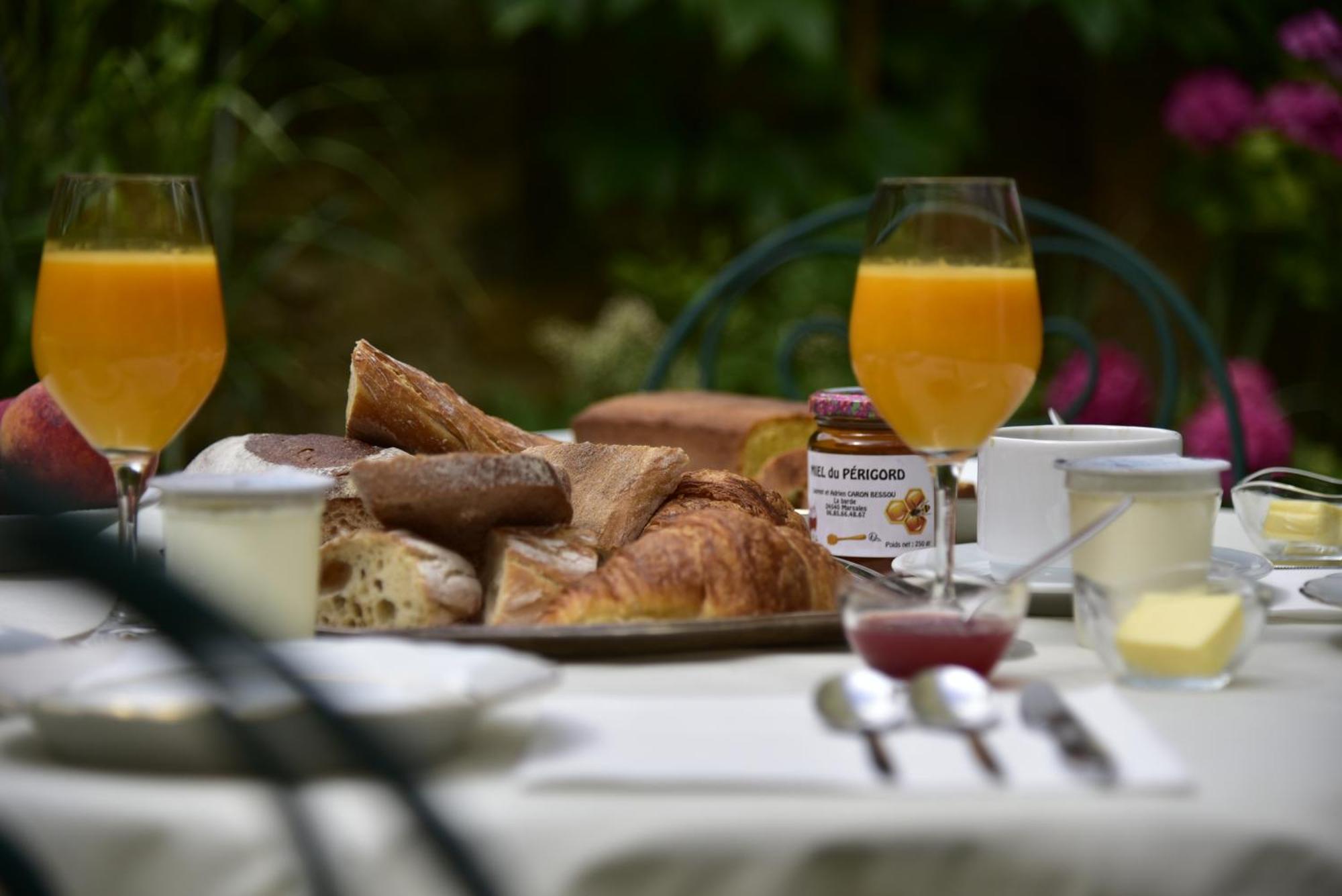 Logis Hotel Le Boudoir Belvès Екстериор снимка